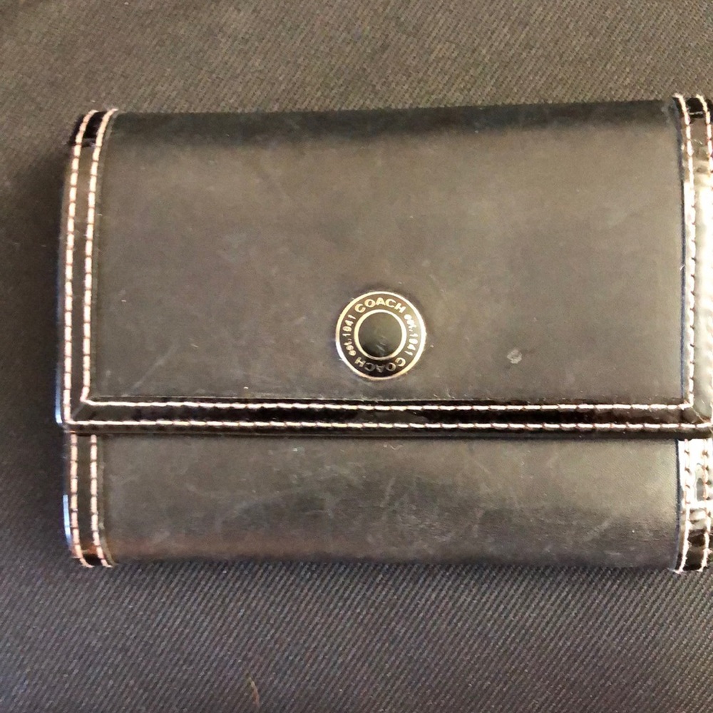 Vintage coach wallet. Excellent/good condition yellowing near zippers as shown.